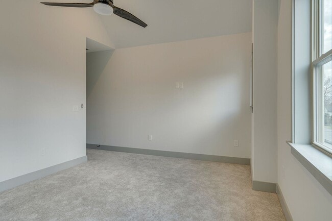 Building Photo - Stunning 3BE/2.5BA in the SHELBY PARK area! Easy DOWNTOWN access!