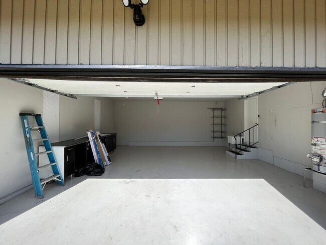 Building Photo - Beautiful 3 Bed 2 Bath House in Happy Valley!! A/C, Additional Living Area, Great for Entertaining!!