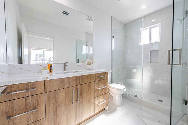 Building Photo - 4445 1/2 Auckland Ave