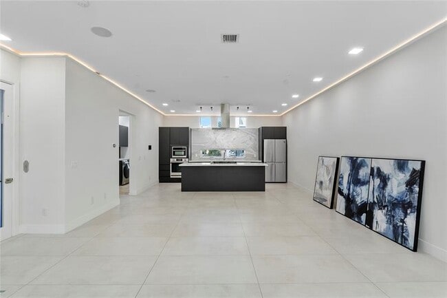 Building Photo - 3270 NE 15th St