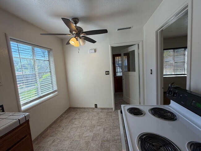 Building Photo - Charming Vintage Gem: Cozy 3-Bedroom Retreat with Timeless Style in Sacramento