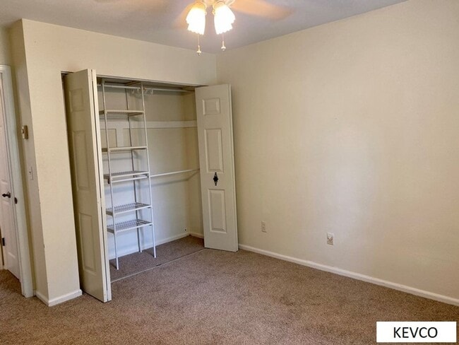 Building Photo - Light & Bright End Unit Townhouse!