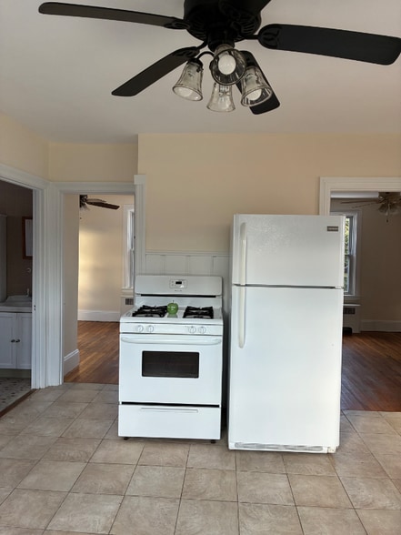 Building Photo - 255 Budlong Rd