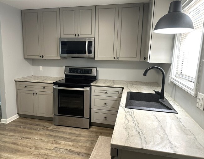 Building Photo - Nicely renovated 2 bedroom, 1 full bath duplex apt in Mauldin SC!