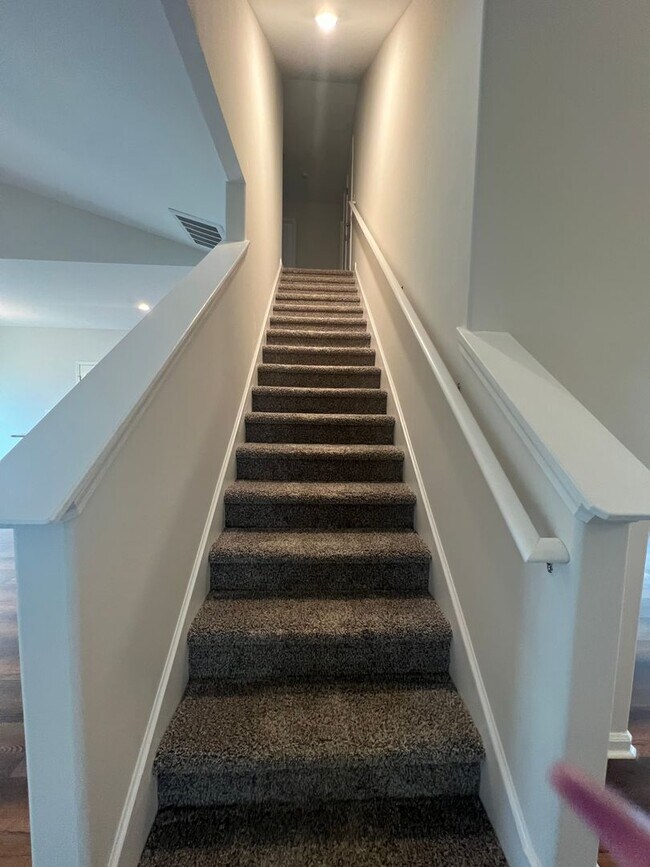 Building Photo - 5 bedroom, 3 bath home in Savannah, near I-16