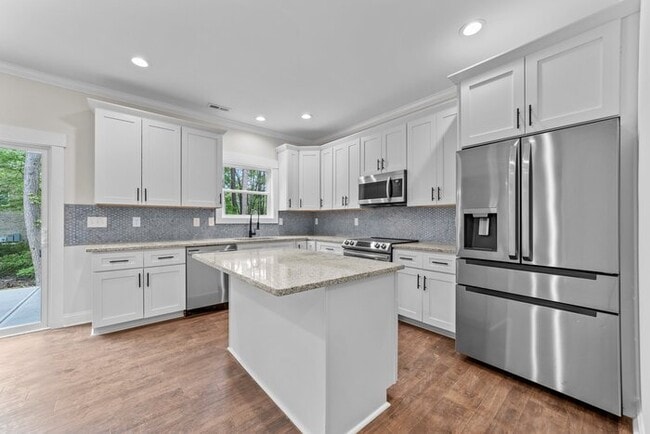 Building Photo - Stunning New Build!