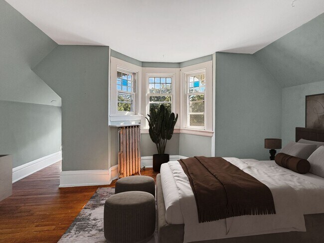 Building Photo - 2204 Grand Ave S