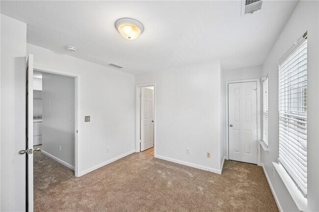 Building Photo - 725 Crestwell Cir
