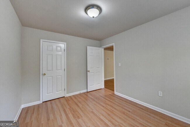 Building Photo - 11636 Parkside Ave