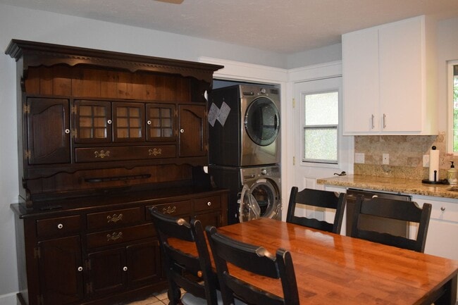 Building Photo - Furnished 3 bd. 2 ba. Makawao cottage on gated estate. Available May 1st for 1 yr. lease