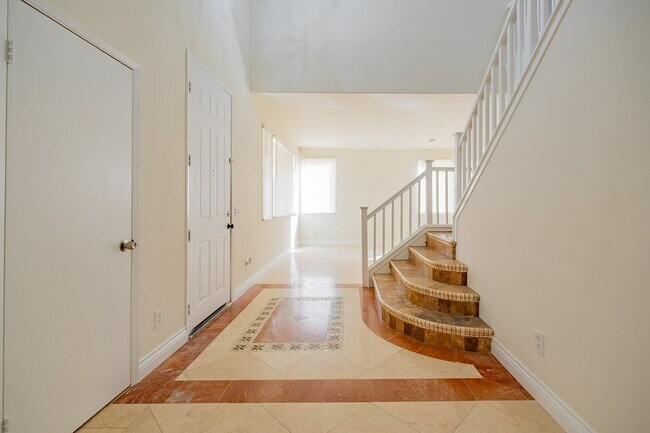 Building Photo - 1514 Regents St