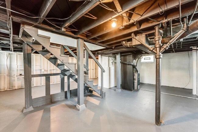 Building Photo - 1362 Clinton St