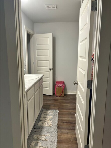 Building Photo - 659 The Heights Ln