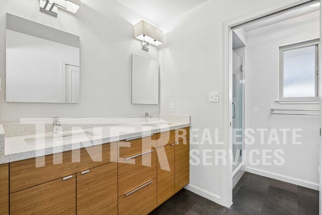 Building Photo - 5541 Ivanhoe Way