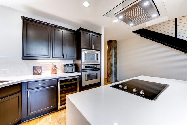 Building Photo - 1005 S Shepherd Dr