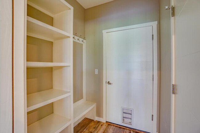 Building Photo - NEWER FOUR BEDROOM NEAR HAZEL DELL