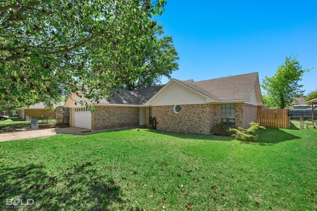 Building Photo - 2542 Spruce Dr