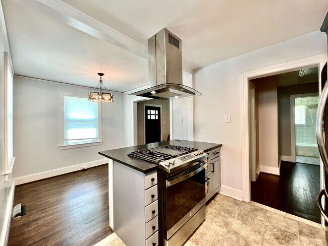 Building Photo - Picturesque 3 Bedroom House!