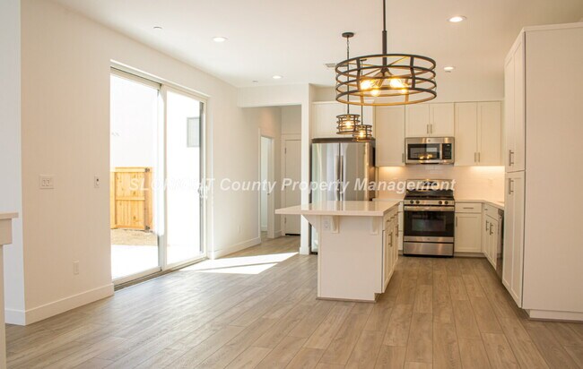 Building Photo - LEASE PENDING - Modern Style Home SLO Home - 3 Bedroom / 2.5 Bathroom