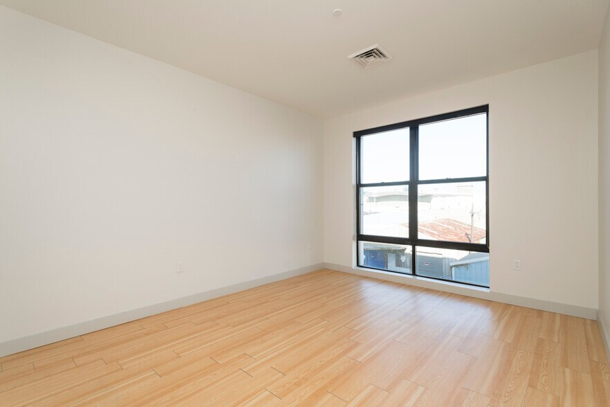 Building Photo - 320 D St