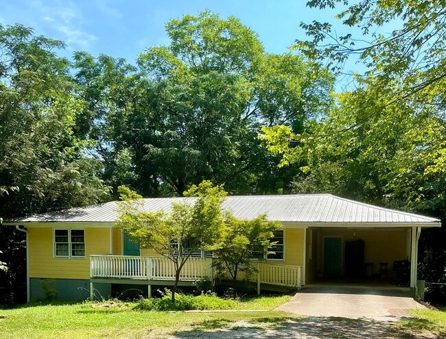 Primary Photo - 3 bedroom 2 bathroom house conveniently lo...