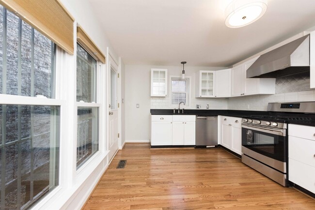 Building Photo - 202 11th St NE