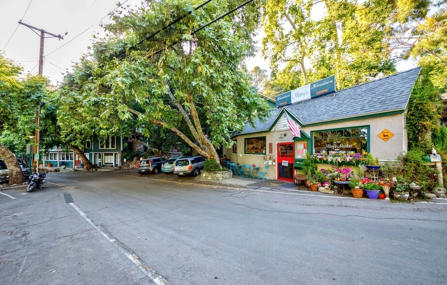 Building Photo - 618 Woodland Dr