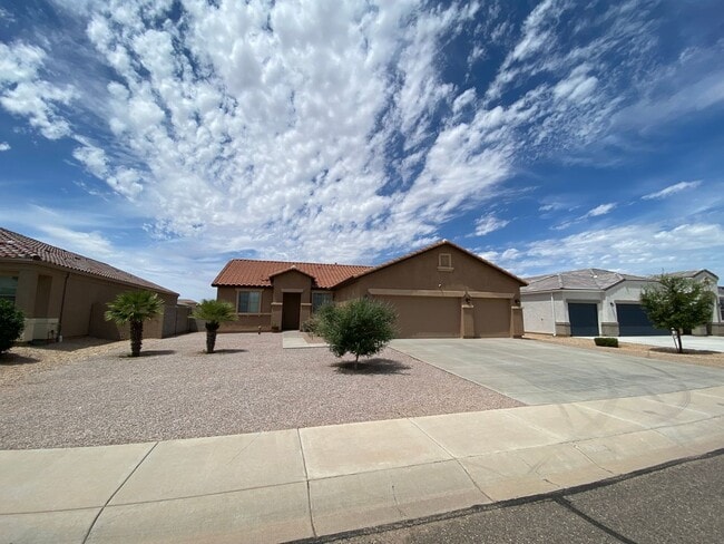 Building Photo - Exceptional 4BR/2BA Home in Magma Ranch! T...