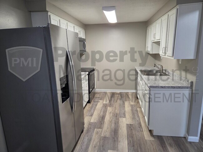 Building Photo - 3 Bedroom Single Level Duplex with Garage