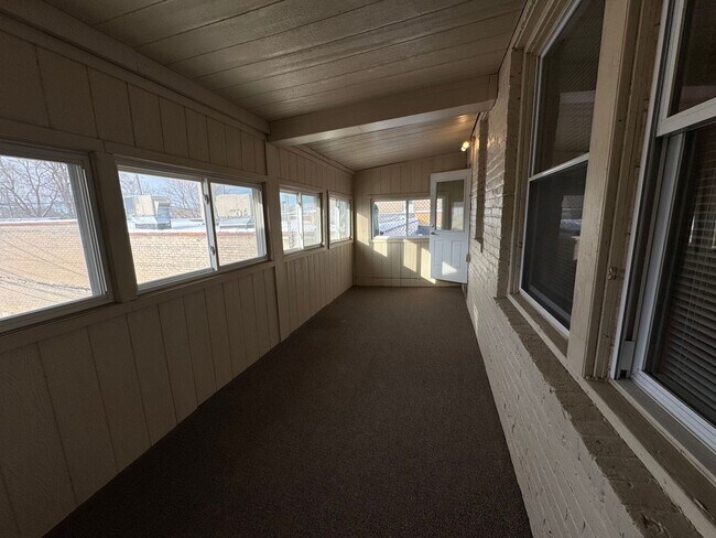 Building Photo - 1912 University Ave W