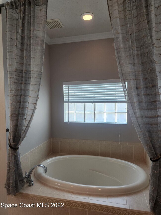 Building Photo - 220 Northgrove Dr