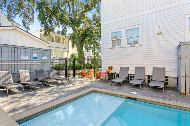Building Photo - 1719 Terpsichore St