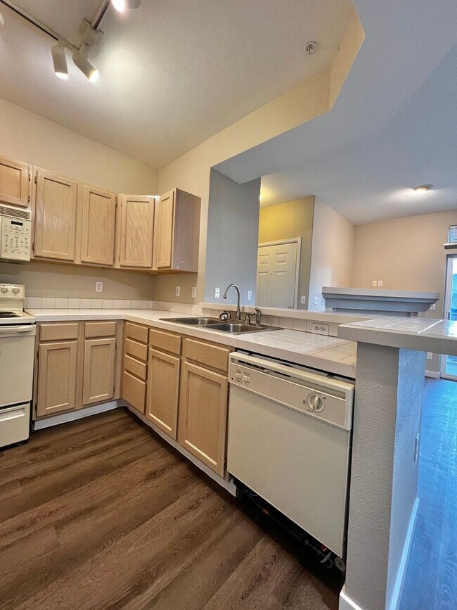 Building Photo - 2 bed 2 bath condo off Harmony in Fort Collins!