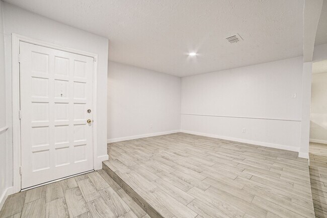 Building Photo - 3918 Cypressdale Dr