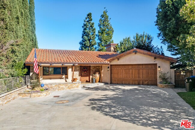 Building Photo - 4920 Llano Dr