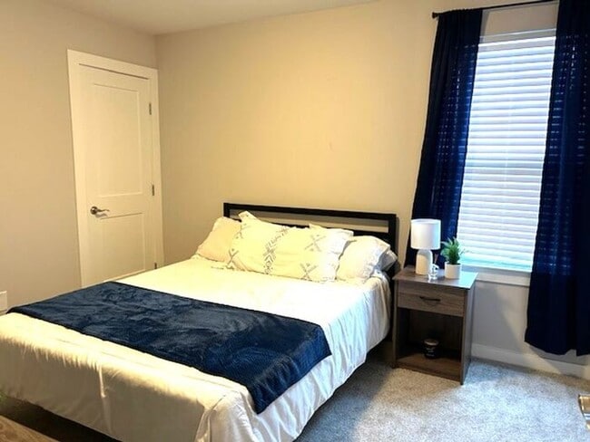Building Photo - Nice 2 Bedroom 2.5 bath townhome with open...