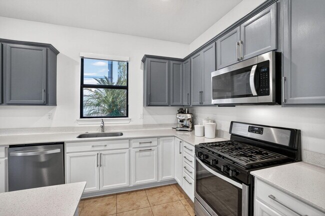 Building Photo - 4651 Pinehurst Trl E