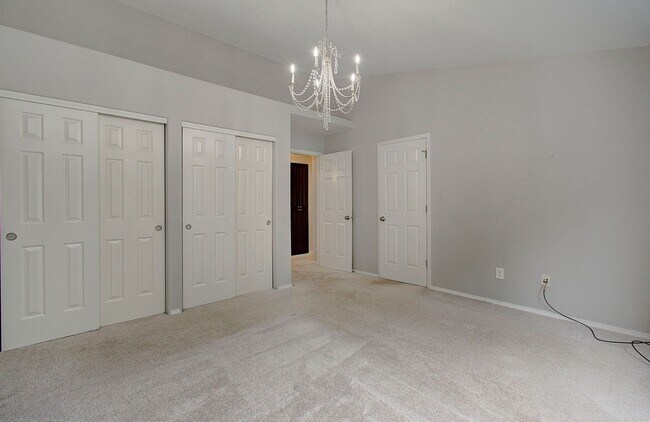 Building Photo - Large 2 Story 4bd 2.5ba Home in Vancouver