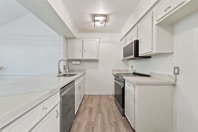 Building Photo - 13925 Hollowgreen Dr