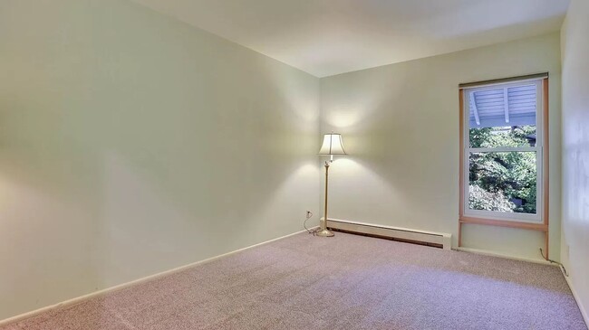 Building Photo - Spacious split level condo