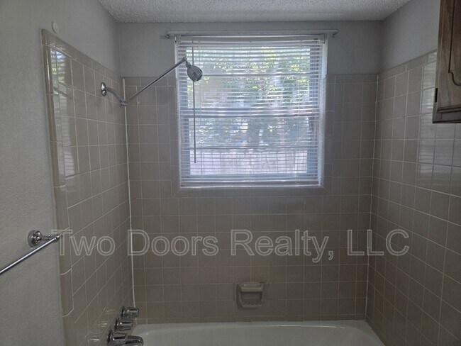 Building Photo - 663 W Perry Dr