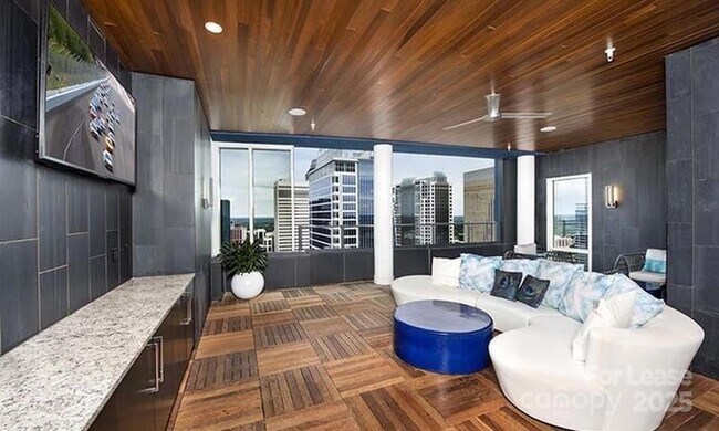 Building Photo - 225 S Poplar St