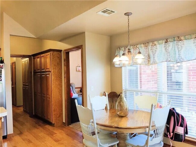 Building Photo - Spacious Home - Storm Shelter - Edmond Sch...