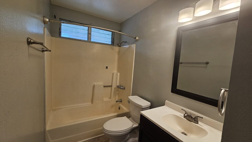 Large Full Bathroom - 85-794 Lihue St