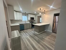 Building Photo - 13 Gladstone St