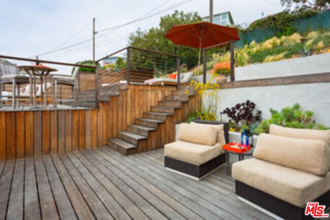 Building Photo - 218 Montreal St