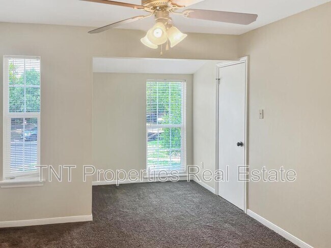 Building Photo - 1811 Woodsman Dr