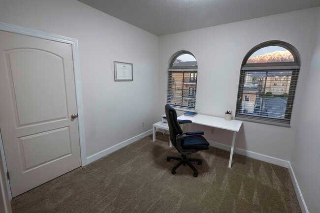 Building Photo - Torino Tower - 913