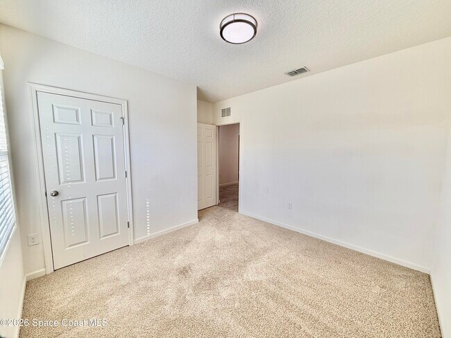 Building Photo - 388 Coyote Dr