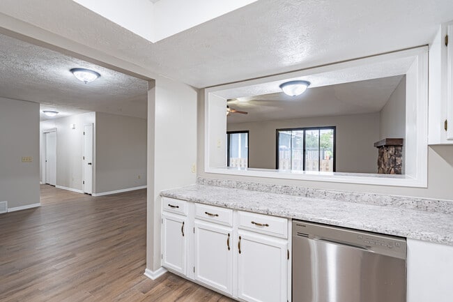 Building Photo - 13103 Lillian St